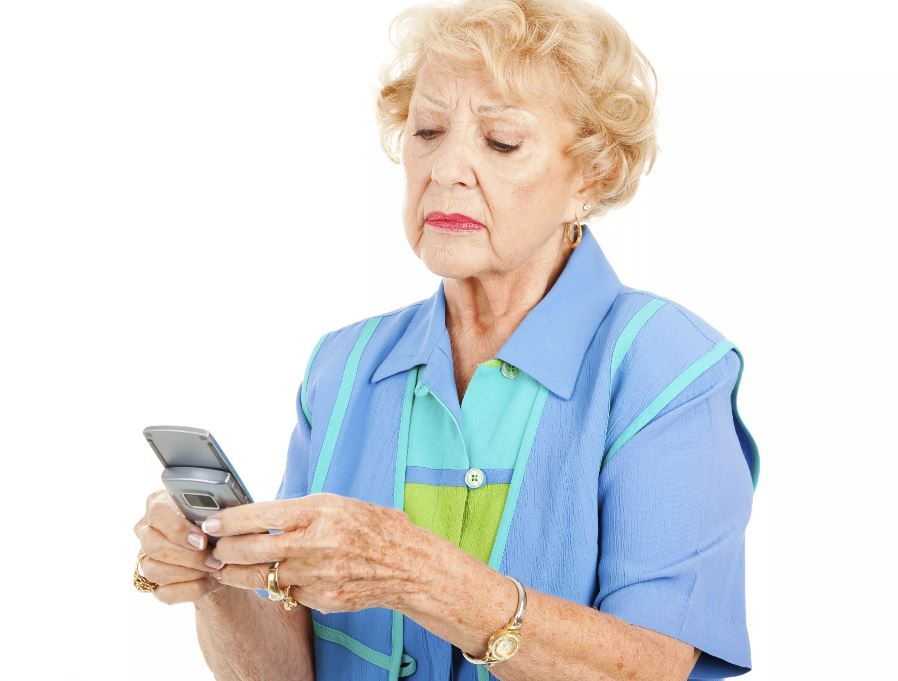 Мама просит телефон. Бабка с телефоном. Пожилая женщина с телефоном в руках. Бабушка с мобильником. Бабушка со смартфоном.