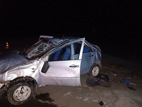 Сотрудники полиции села Ташла устанавливают обстоятельство ДТП, в котором пострадал водитель легкового автомобиля